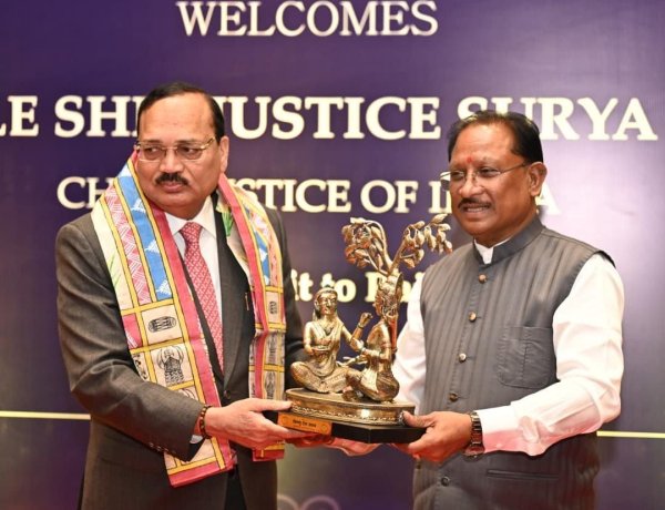मुख्यमंत्री विष्णुदेव साय ने भारत के मुख्य न्यायाधीश न्यायमूर्ति श्री सूर्यकांत का किया आत्मीय स्वागत,