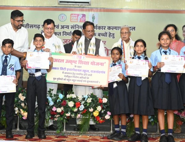 मेहनत की चमक और सरकारी संबल : श्रमिक की बेटी डिंपल कश्यप अब संस्कार सिटी स्कूल में संवार रही अपना भविष्य