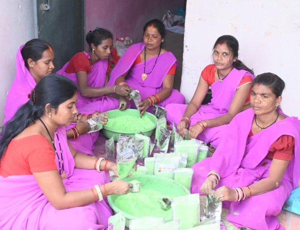 इस बार प्राकृतिक रंगों से रंगीन होगी होली : स्व सहायता समूह की महिलाएं कर रही है प्राकृतिक गुलाल का निर्माण