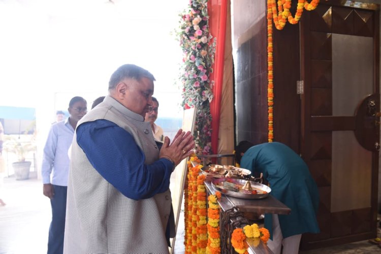 पर्यटन एवं संस्कृति मंत्री  राजेश अग्रवाल अम्बिकापुर के विश्वकर्मा मंदिर में पूजा-अर्चना कर छत्तीसगढ़वासियों के सुख-समृद्धि की कामना की