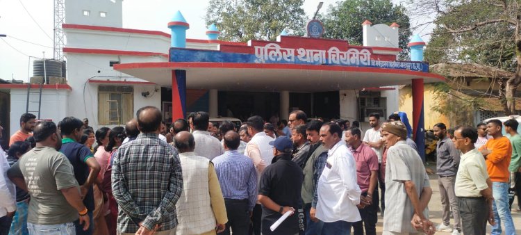 पोड़ी पुलिस द्वारा व्यापारी के साथ किए गए अभद्रता के विरोध में कांग्रेस, भाजपा व व्यापार संघ ने संयुक्त रूप से किया चिरमिरी थाने का घेराव,