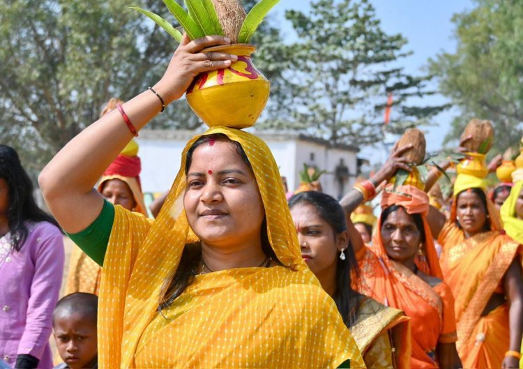 मंत्री श्रीमती लक्ष्मी राजवाड़े गृह ग्राम बीरपुर में नवनिर्मित शिव मंदिर की प्राण-प्रतिष्ठा में शामिल हुईं
