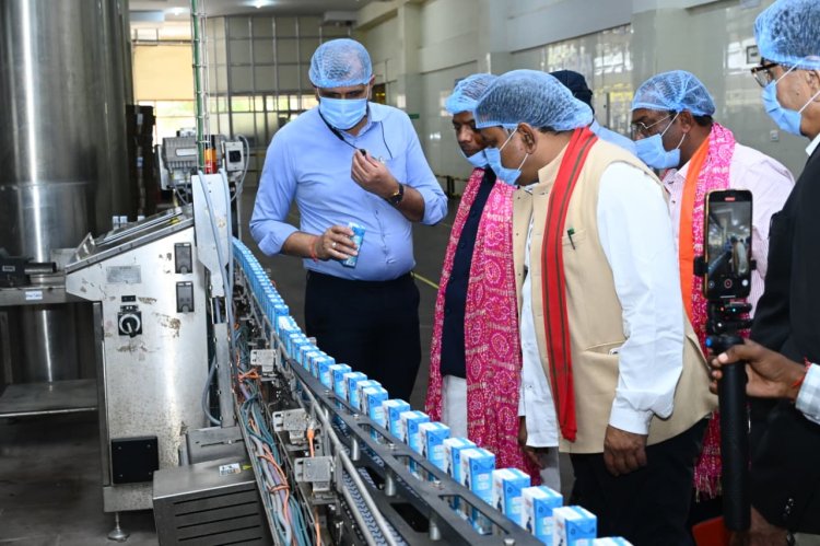 उपमुख्यमंत्री विजय शर्मा एवं वन मंत्री श्री केदार कश्यप ने पशुपालकों एवं बिहान दीदियों के साथ किया आधुनिक डेयरियों का भ्रमण