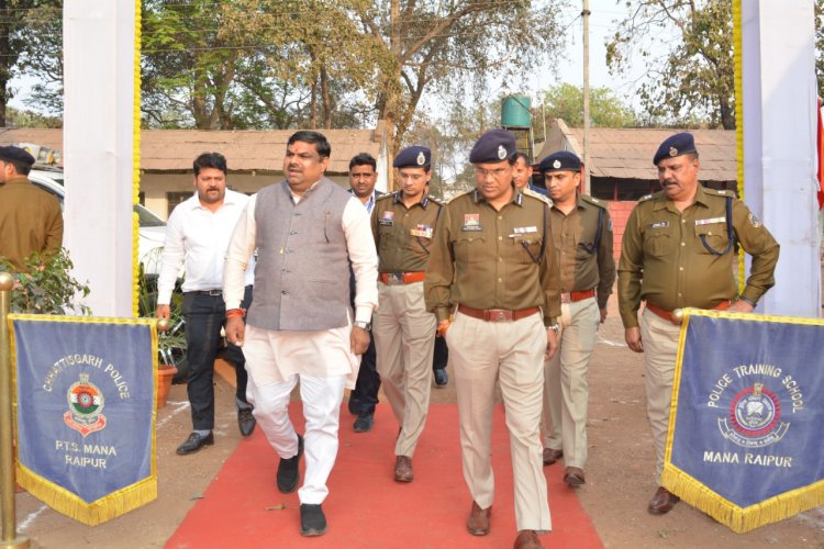 रायपुर : 870 प्रशिक्षु उपनिरीक्षकों हेतु संवादात्मक प्रशिक्षण कार्यक्रम का स्वास्थ्य मंत्री श्याम बिहारी जायसवाल एवं शिक्षा मंत्री गजेन्द्र यादव ने किया शुभारंभ