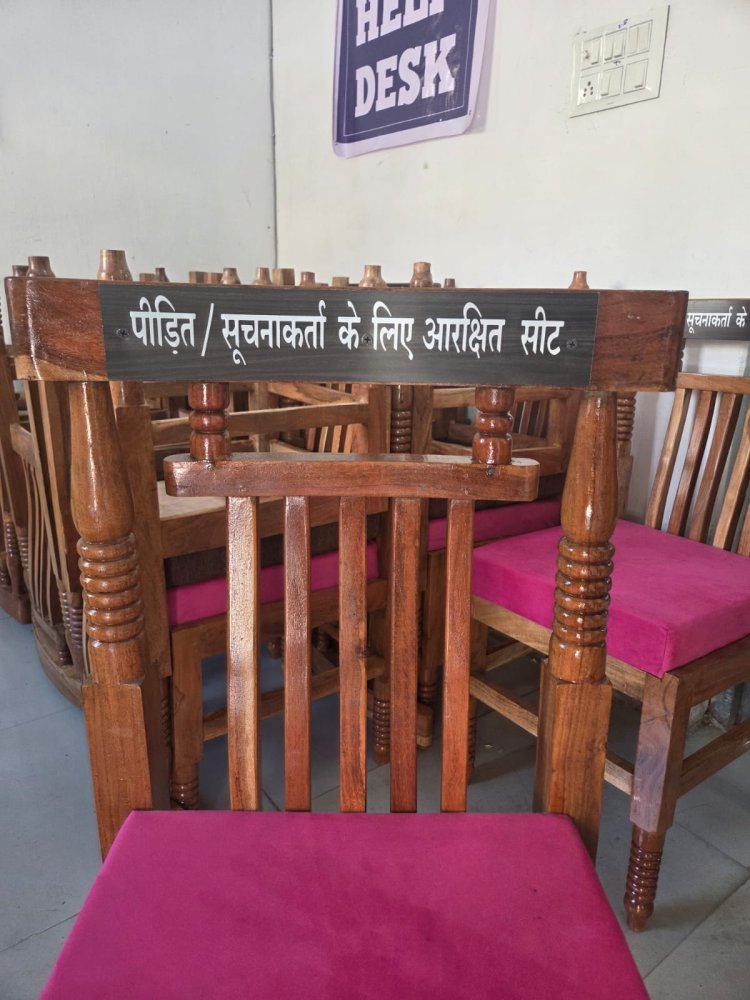 पीड़ित/सूचनाकर्ता हेतु कोरिया जिले के प्रत्येक थाना एवं चौकी में दो कुर्सियाँ आरक्षित,