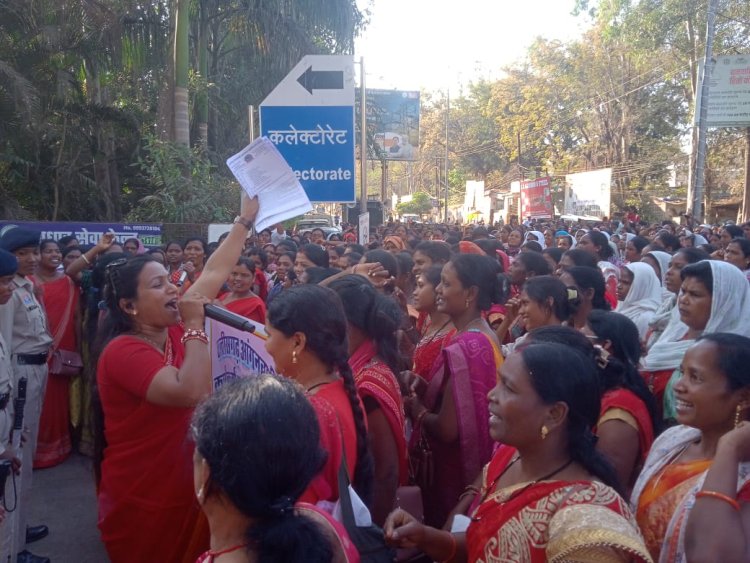निमितीकरण सहित तीन सूत्रीय मांगों को लेकर भारी संख्या में सड़कों पर उतरी आंगनबाड़ी कार्यकर्ताएं सहायिकाएं,जिलाध्यक्ष कविता यादव ने कहा मांग पूरी नहीं होने की दशा में जल्द ही होगा तीव्र आंदोलन