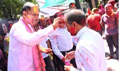 मुख्यमंत्री निवास में होली के रंगों की बौछार: मुख्यमंत्री विष्णु देव साय ने अधिकारियों-कर्मचारियों संग खेली होली