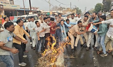 घरेलू एलपीजी गैस एवं कमर्शियल गैस के दामों में वृद्धि को लेकर जिला कांग्रेस ने प्रधानमंत्री नरेंद्र मोदी का पुतला दहन किया..