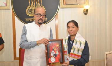 असम के तैराकों ने राज्यपाल डेका से की सौजन्य भेंट