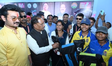 मुख्यमंत्री ने इचकेला के बालिका क्रिकेट खिलाड़ियों को दिए क्रिकेट किट,बालिकाओं ने राष्ट्रीय स्तर पर जिले को किया गौरवान्वित 