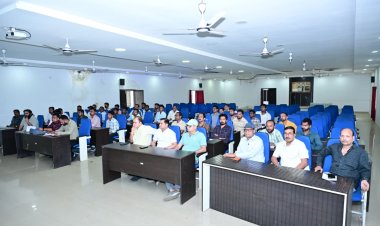 अपर कलेक्टर ने गैस एजेंसी और पेट्रोल पंप संचालकों ली बैठक,गैस एजेंसी संचालकों को गौदाम के बाहर और दुकान में सीसीटीवी कैमरे लगाने के दिए निर्देश,हेल्प लाइन नंबर दुकान को दुकान के बाहर अनिवार्य रूप से प्रदर्शित करे