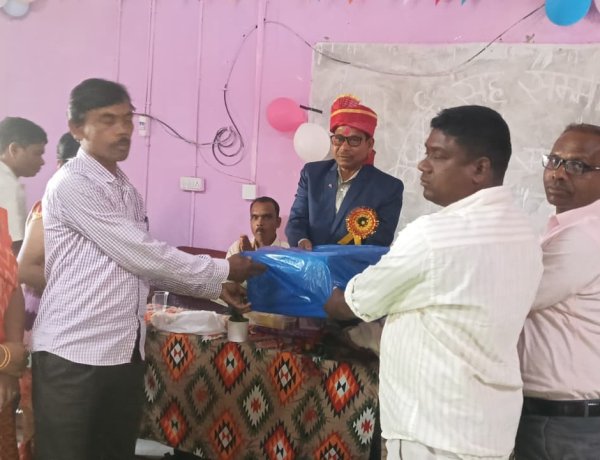 कर्तव्य पथ से सम्मानजनक विदाई: 40 वर्षों की बेमिसाल सेवा के बाद सेवानिवृत्त हुए प्रधान पाठक श्री तेलेस्फोर कुजूर