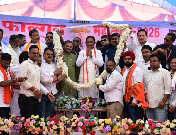 मुख्यमंत्री विष्णु देव साय कबीर मठ धाम नादिया में आयोजित अखिल भारतीय सद्गुरू कबीर संत सम्मेलन कार्यक्रम में हुए शामिल