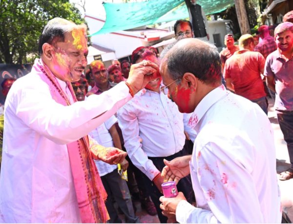 मुख्यमंत्री निवास में होली के रंगों की बौछार: मुख्यमंत्री विष्णु देव साय ने अधिकारियों-कर्मचारियों संग खेली होली