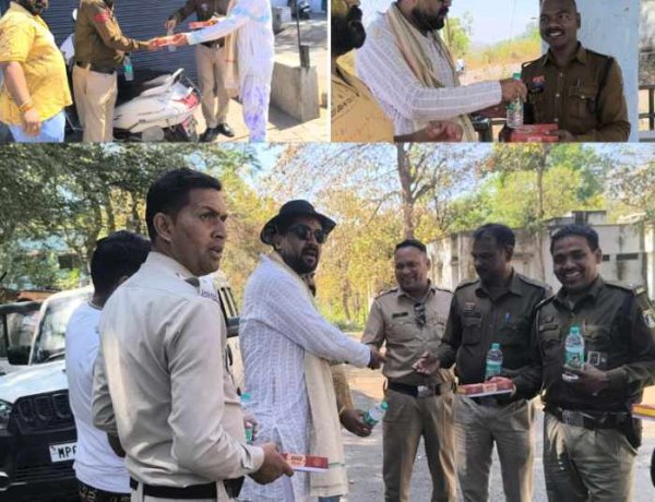 कॉग्रेस के चिरमिरी ब्लाक अध्यक्ष शिवांश जैन ने होली के पावन अवसर पर पुलिस जवानों को किया स्वंल्पाहार का वितरण...