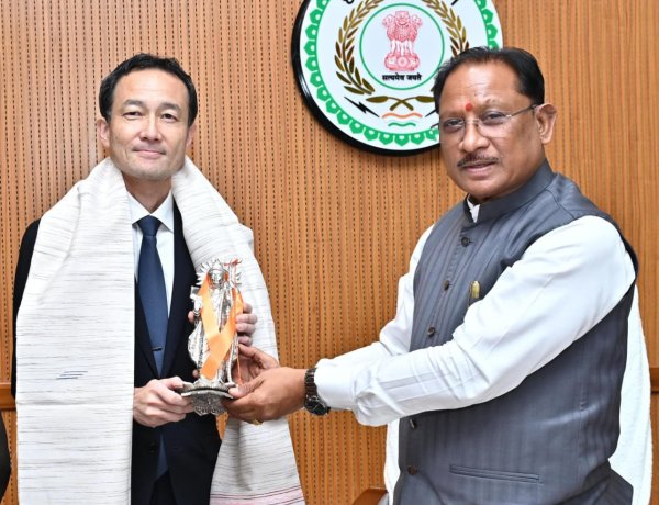 मुख्यमंत्री विष्णु देव साय से जापान दूतावास के राजनीतिक मामलों के मंत्री श्री आबे नोरिआकि ने की सौजन्य मुलाकात