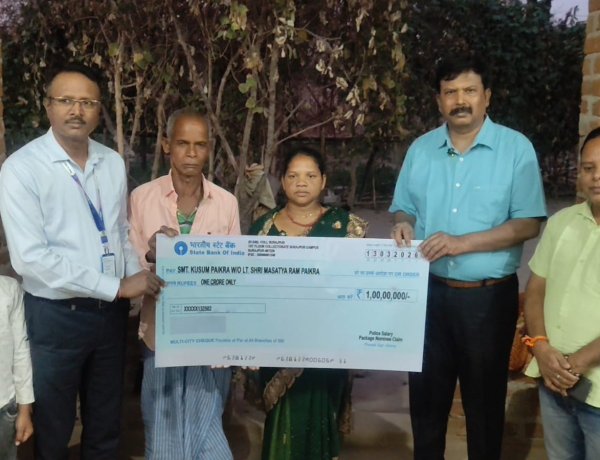 दिवंगत-आरक्षक के परिवार को मिली 1 करोड़ की सहायता राशि, ड्यूटी जाने के दौरान हुआ था निधन, पुलिस सैलरी पैकेज के तहत मिली राशि।...