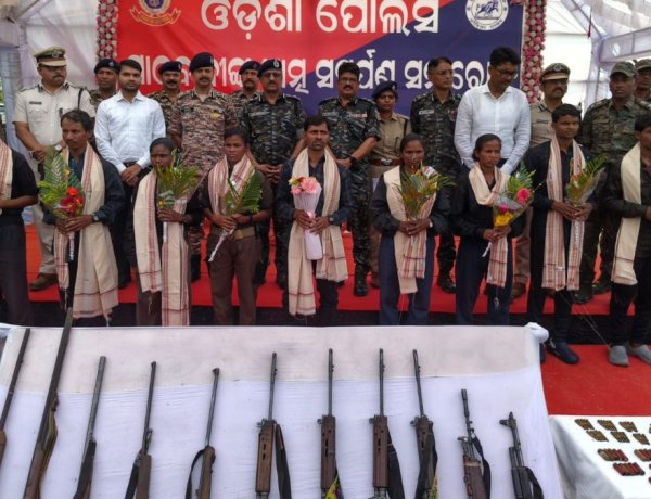 ओडिशा में माओवाद को बड़ा झटका, 63 लाख के इनामी 11 नक्सलियों ने किया सरेंडर