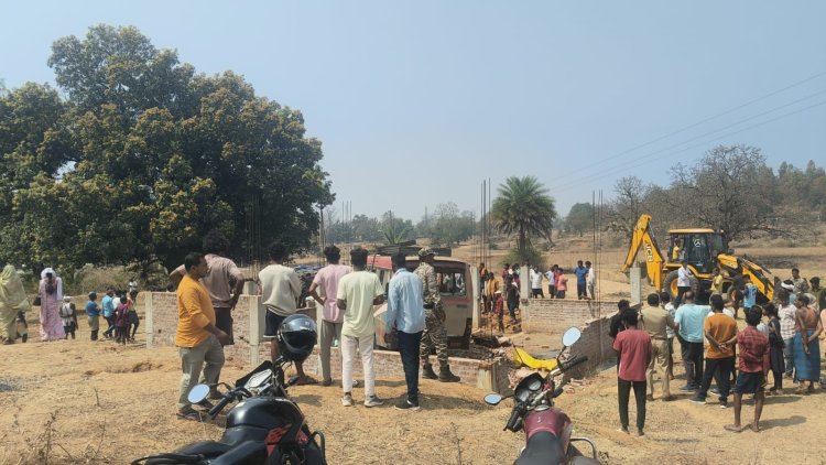 'अनमोल' बस मौत की तरह दौड़ी: ब्रेक फेल हो गए और तेज रफ्तार बस एक निर्माणाधीन मकान से टकरा गई, जिसमें एक मासूम बच्चे समेत पांच लोगों की मौत हो गई; जशपुर में मातम छाया हुआ है।