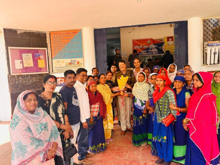 नशे के खिलाफ सख्त कार्रवाई से प्रभावित स्वच्छता दीदीयों ने किया चिरमिरी थाना प्रभारी विजय सिंह का सम्मान,