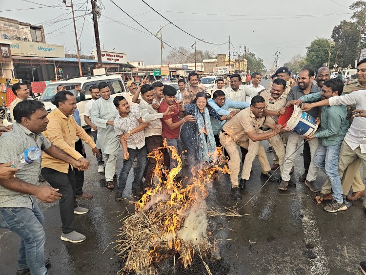 घरेलू एलपीजी गैस एवं कमर्शियल गैस के दामों में वृद्धि को लेकर जिला कांग्रेस ने प्रधानमंत्री नरेंद्र मोदी का पुतला दहन किया..