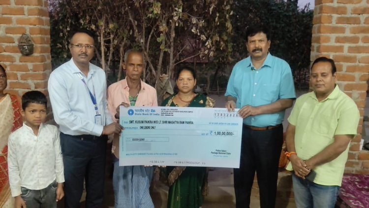 दिवंगत-आरक्षक के परिवार को मिली 1 करोड़ की सहायता राशि, ड्यूटी जाने के दौरान हुआ था निधन, पुलिस सैलरी पैकेज के तहत मिली राशि।...