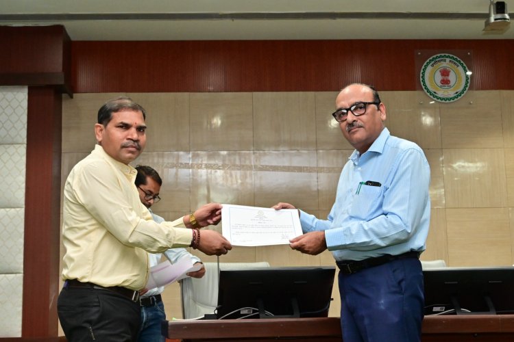 ई-ऑफिस में समयबद्ध कार्य करने और उपस्थिति में श्रेष्ठ प्रदर्शन करने वाले अधिकारी-कर्मचारियों को मुख्य सचिव ने किया सम्मानित