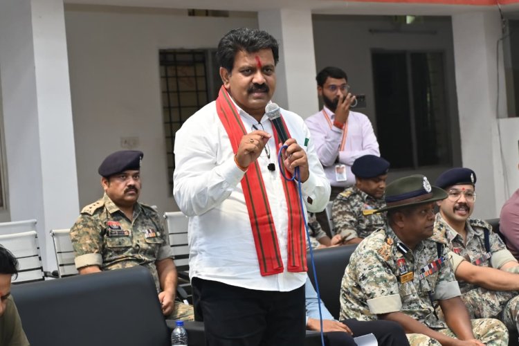 उपमुख्यमंत्री विजय शर्मा ने पुनर्वास केंद्र दंतेवाड़ा में युवाओं से की मुलाकात