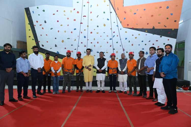 मुख्यमंत्री ने स्पोर्ट्स क्लाईबिंग वॉल इंडोर स्टेडियम का किया शुभारंभ 