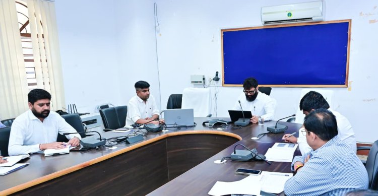 कलेक्टर श्री रोहित व्यास ने ग्राम पंचायतों में संचालित विकास योजनाओं की समीक्षा की,पारदर्शिता के साथ समय पर खाद्य वितरण सुनिश्चित करने के निर्देश,बच्चों के डिजिटल शैक्षणिक रिकॉर्ड हेतु अपार आईडी अनिवार्य रूप से बनाने को कहा