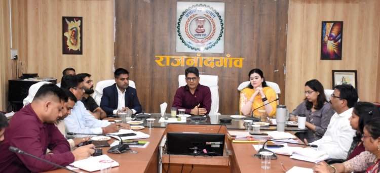 प्रभारी सचिव ने जिला अधिकारियों की समीक्षा बैठक ली