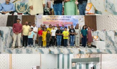 चिरमिरी के प्रतिष्ठित व्यवसायिक संस्थान आधुनिक ड्रेसेस ने किया डीएव्ही पब्लिक स्कूल चिरमिरी के मेधावी छात्र छात्राओं का सम्मान,