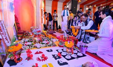 "भक्ति के सागर में सराबोर मुख्यमंत्री: कुनकुरी रामकथा महोत्सव के 5वें दिन सपरिवार पहुँचे श्री विष्णुदेव साय, संत समागम से क्षेत्र में हर्ष"