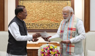 बस्तर 2.0 की शुरुआत : मुख्यमंत्री साय ने पीएम मोदी को दिया आमंत्रण, विकास का ब्लूप्रिंट सौंपा