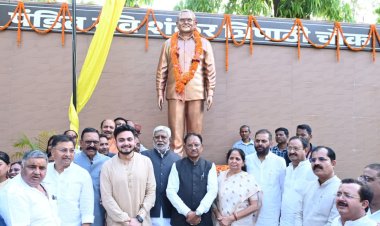मुख्यमंत्री विष्णु देव साय ने अम्बिकापुर में भटगांव विधानसभा के पूर्व विधायक पंडित रविशंकर त्रिपाठी की प्रतिमा का किया अनावरण