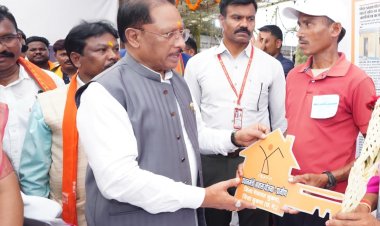 सिलगेर के माड़वी कोसा ने अपने हाथों से बनाया अपना घर, मुख्यमंत्री ने सौंपी खुशियों की चाबी   