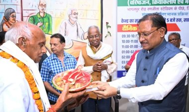 मुख्यमंत्री विष्णु देव साय ने सियान गुड़ी का किया शुभारंभ : बुजुर्गों के साथ कैरम खेलकर वरिष्ठजनों का बढ़ाया हौंसला