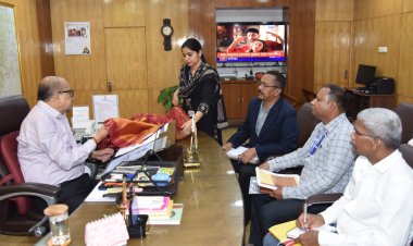 राज्यपाल ने कोसा वस्त्रों के नवाचार और बुनकरों के आर्थिक सशक्तिकरण पर दिया जोर  