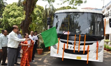 राज्यपाल डेका ने खैरागढ़ विश्वविद्यालय की नई बस को दिखाई हरी झंडी