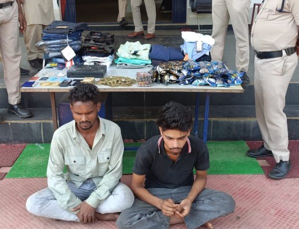 किराना व रेडिमेट दुकान से नगदी, सोने के जेवर सहित 93 हजार रूपये की चोरी मामले में पुलिस ने 2 चोरों को किया गिरफ्तार।,