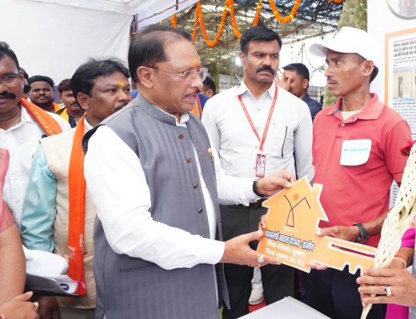 सिलगेर के माड़वी कोसा ने अपने हाथों से बनाया अपना घर, मुख्यमंत्री ने सौंपी खुशियों की चाबी   