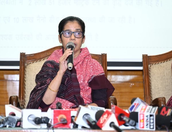 प्रमुख सचिव, कृषि विभाग, श्रीमती शहला निगार एवं संचालक खाद्य एवं आपूर्ति,डॉ फरिहा आलम सिद्दीकी तथा Oil Companies के अधिकारी आज स्थानीय सर्किट हाउस में पत्रकार वार्ता को सम्बोधित करते हुए।