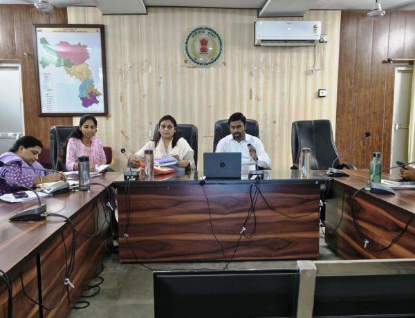 समय-सीमा बैठक में कलेक्टर की सख्ती,  डीएमएफ के नियमों का कड़ाई से पालन अनिवार्य, 5 वर्षीय समग्र विकास योजना बनाने के निर्देश,,,