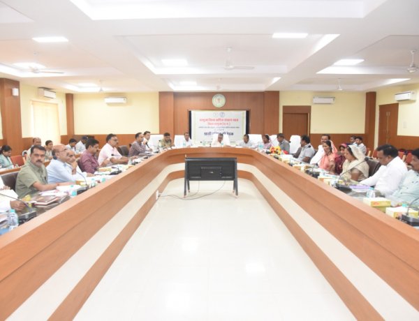 रायपुर : कैबिनेट मंत्री  राजेश अग्रवाल की मौजूदगी में डीएमएफ शासी परिषद की बैठक