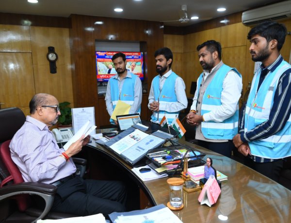 रायपुर : राज्यपाल  डेका से फिल परमार्थ आश्रम के संस्थापक ने की भेंट