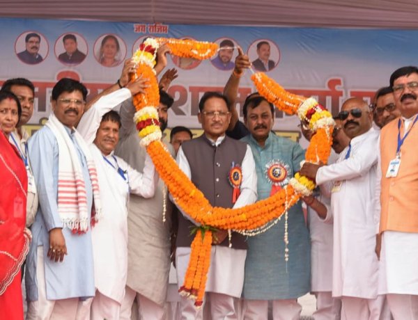 छत्तीसगढ़ में सामूहिक विवाह बना सामाजिक एकता का उत्सव, मुख्यमंत्री ने 13 नवदंपतियों को दिया आशीर्वाद  