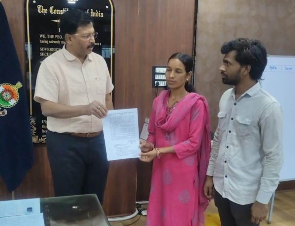 दिवंगत प्रधान आरक्षक की पत्नी को डीआईजी/एसएसपी सूरजपुर ने दी महिला आरक्षक के पद अनुकम्पा नियुक्ति।,