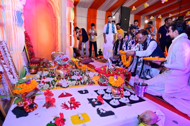 "भक्ति के सागर में सराबोर मुख्यमंत्री: कुनकुरी रामकथा महोत्सव के 5वें दिन सपरिवार पहुँचे श्री विष्णुदेव साय, संत समागम से क्षेत्र में हर्ष"