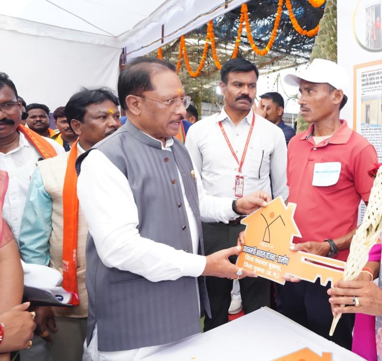 सिलगेर के माड़वी कोसा ने अपने हाथों से बनाया अपना घर, मुख्यमंत्री ने सौंपी खुशियों की चाबी   