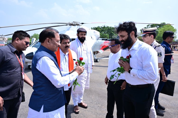 हेलीपैड पर जनजाति सदस्यों ने आदिवासी नृत्य प्रस्तुत कर मुख्यमंत्री सहित अतिथियों का किया स्वागत